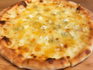 4種のチーズピザ 贅沢ハニーソース